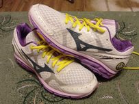 Кроссовки Mizuno (оригинал) фирменные размер-38 стелька-24,5см.