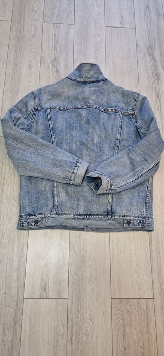 Levis  L.          .