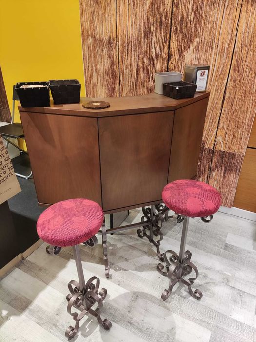 Balcão bar com 2 bancos