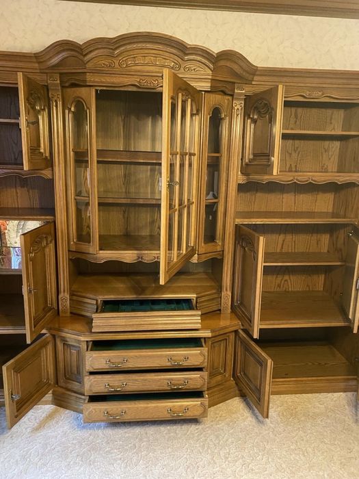 Дубова стінка у вітальню