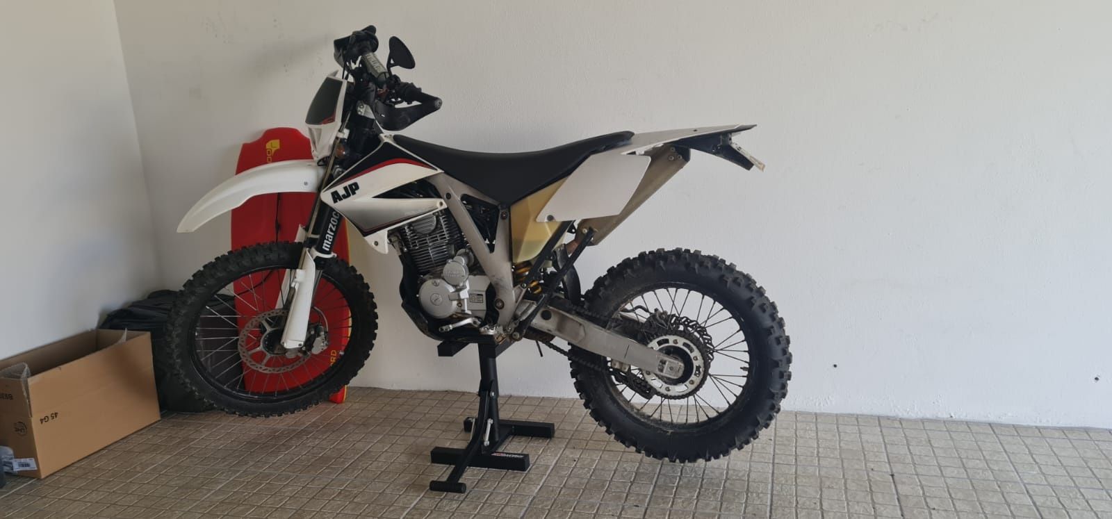 Mota AJP 250 cc com pneus novos