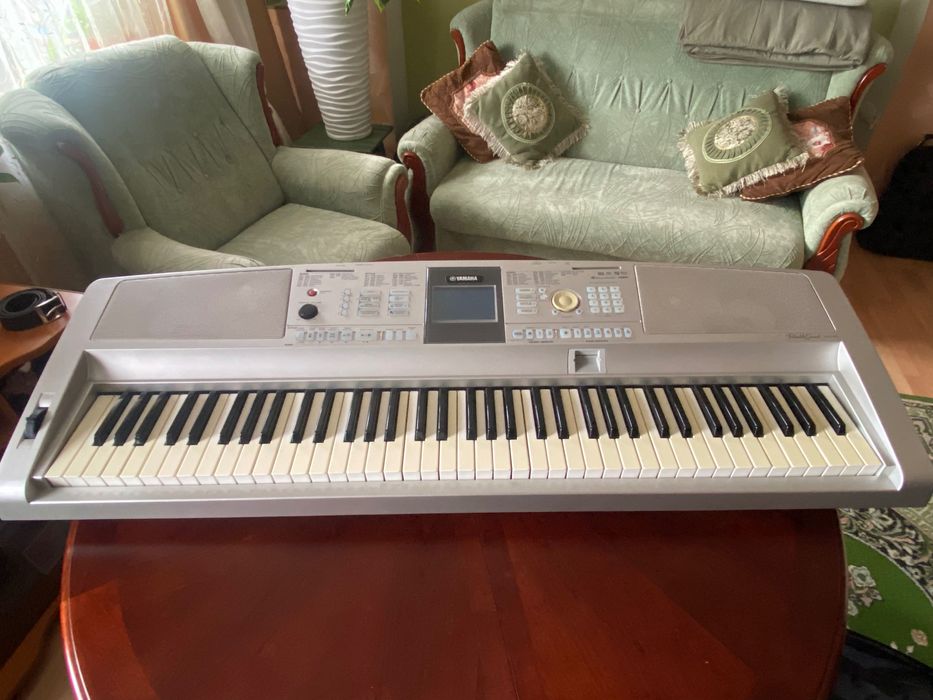Клавішний інструмент Yamaha DGX 305