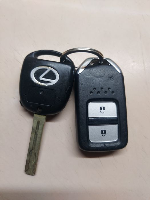 Ключи, брелок Лексус.