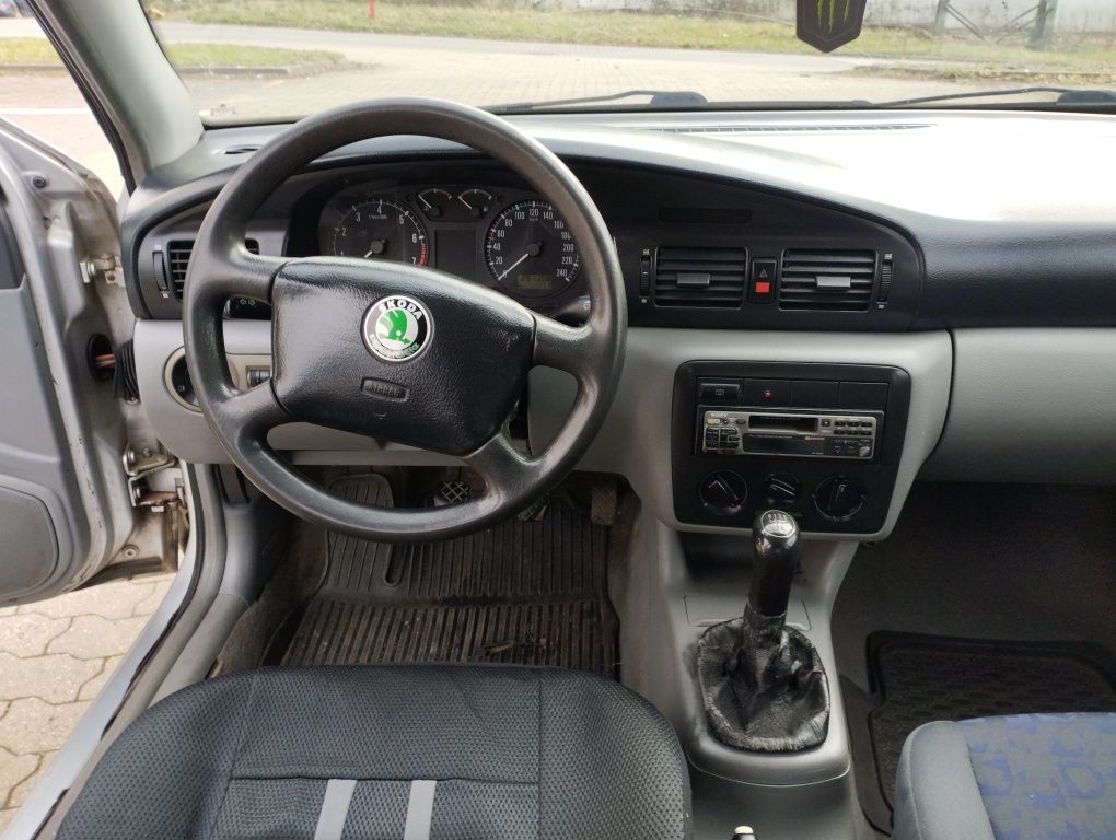 Skoda Octavia rok 2000 1.6 benzyna ważne OC i pt