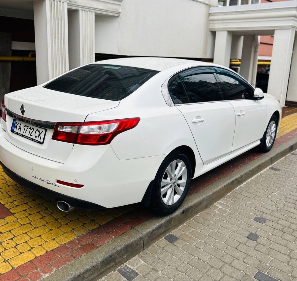 Renault Latitude 2011 Більша ніж laguna Megane Scenic