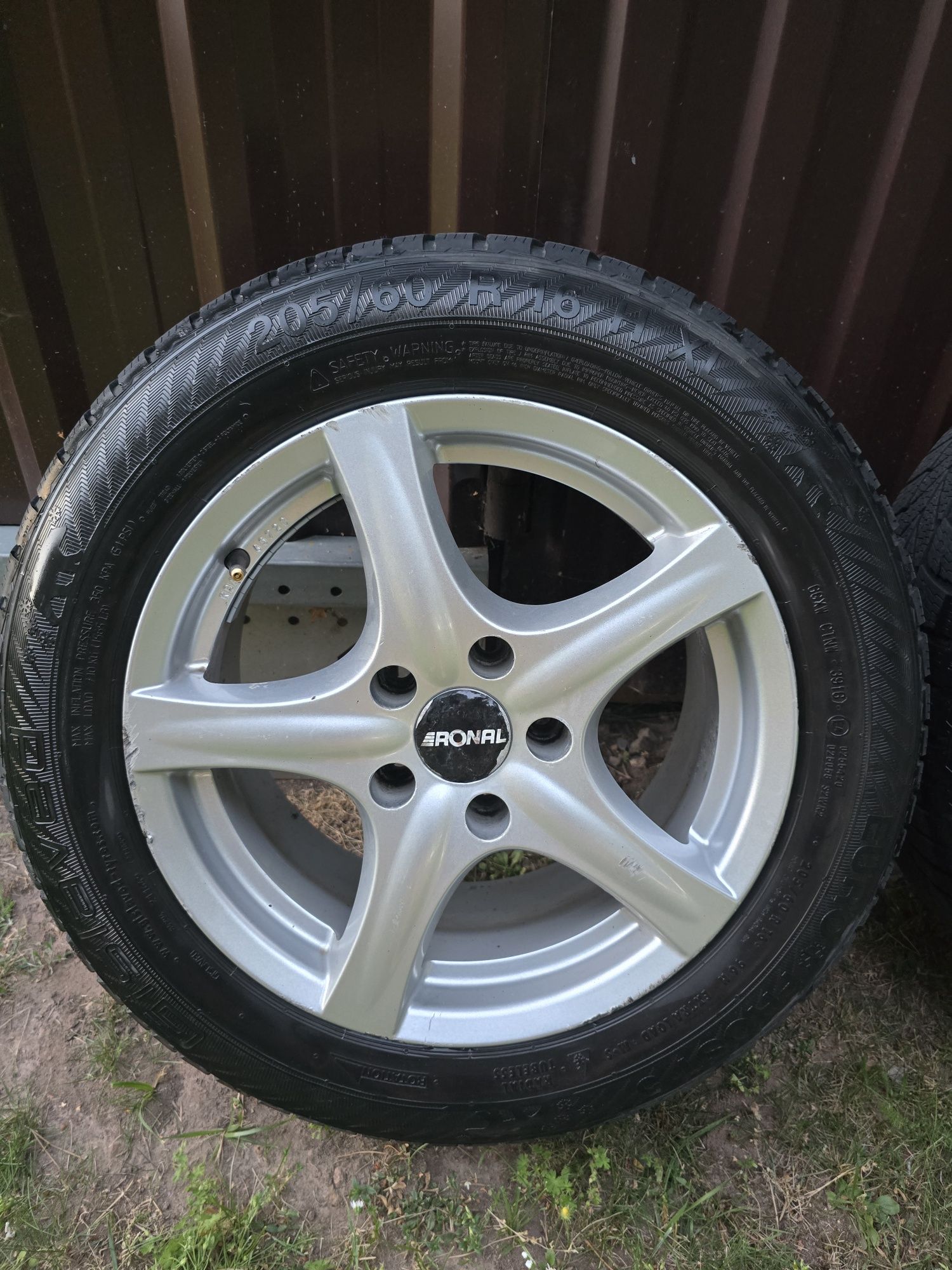 Koła 16 5x 114.3 z oponami zimowymi 205x60R16