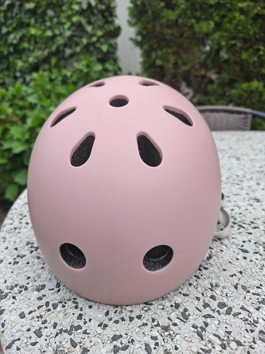 Różowy Kask Scoot and Ride  dla małego dziecka z lampką Led.