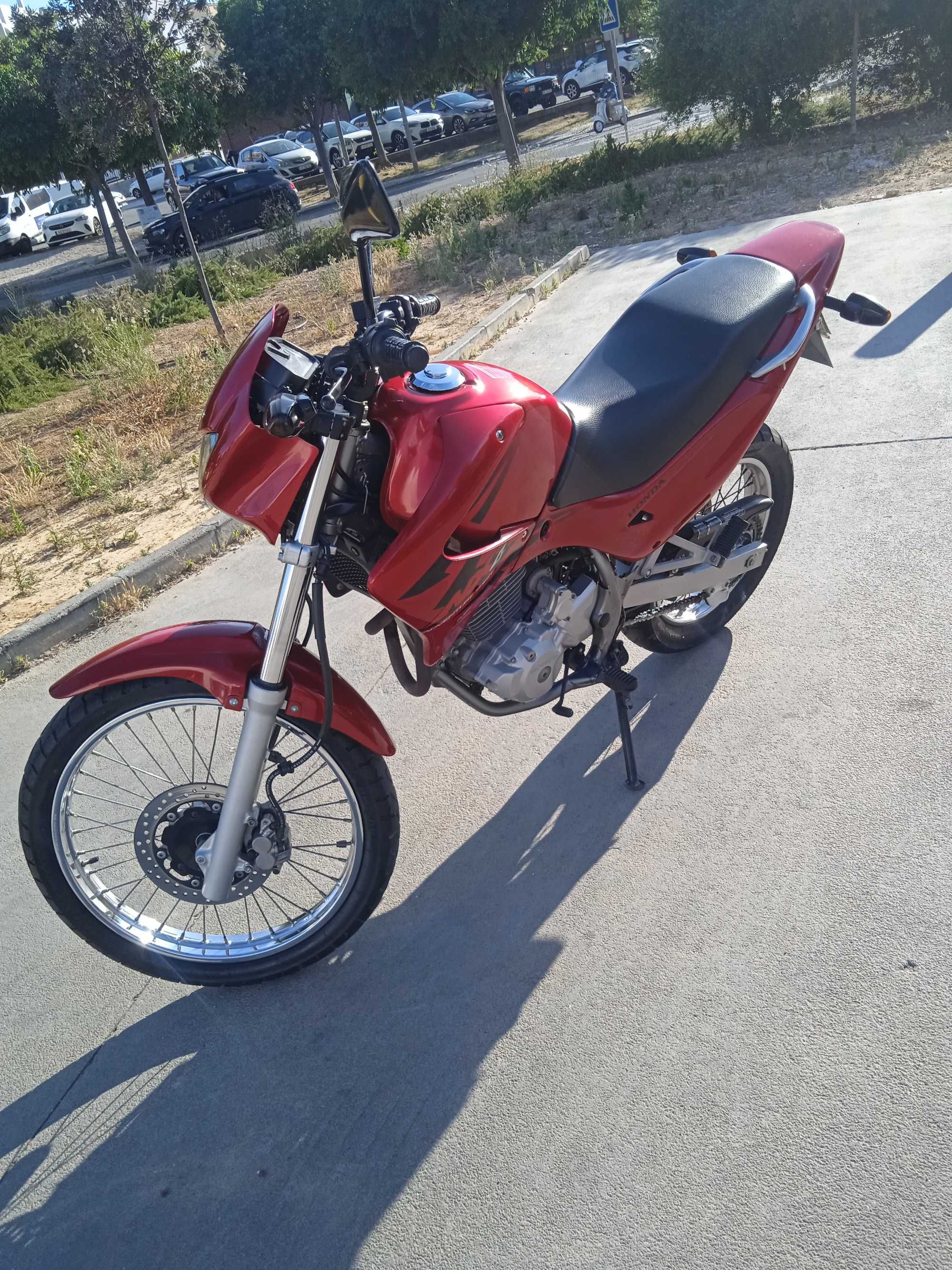 Honda Nx 400 bem estimada