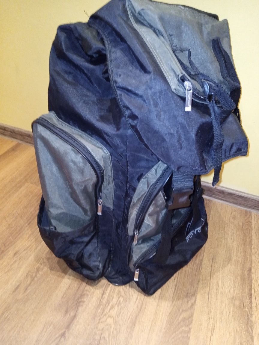 Plecak firmy FAVOR na 75 litrów.
Plecak posiada główną przestrzeń 75