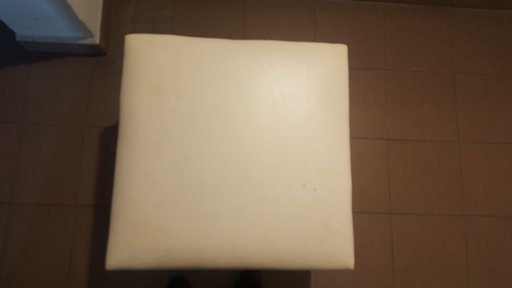 Duże białe pufy skórzane