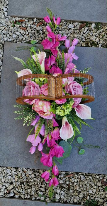 Kompozycja kwiatowa na grób cmentarz stroik serce ikebana Z623