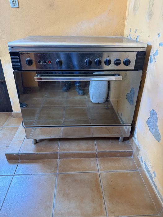 Vendo fogao  so  uma vez usado  da para asar um leitao inteiro