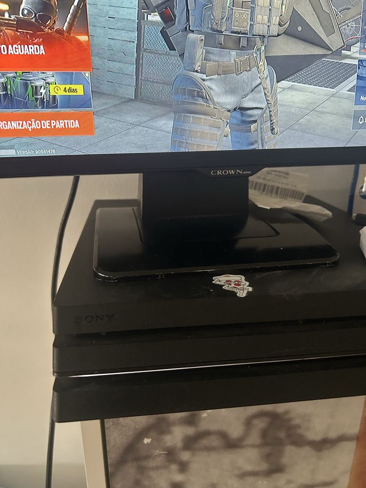 Vendo PS4 Pro 1TB + monitor crown japan 22p + strick pack fps