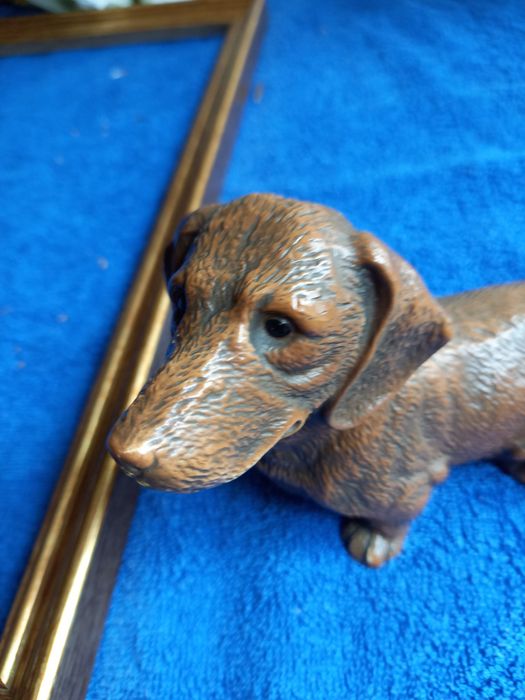 Figurka jamnika. Realistyczna