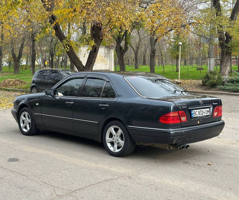 Mercedes-Benz E-Class W210