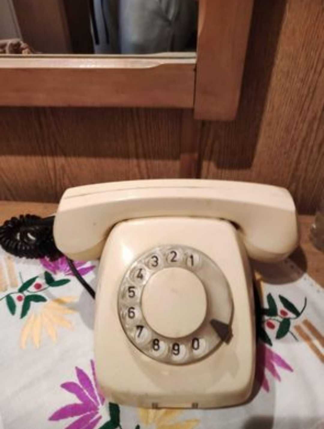 Zabytkowy telefon, stary telefon