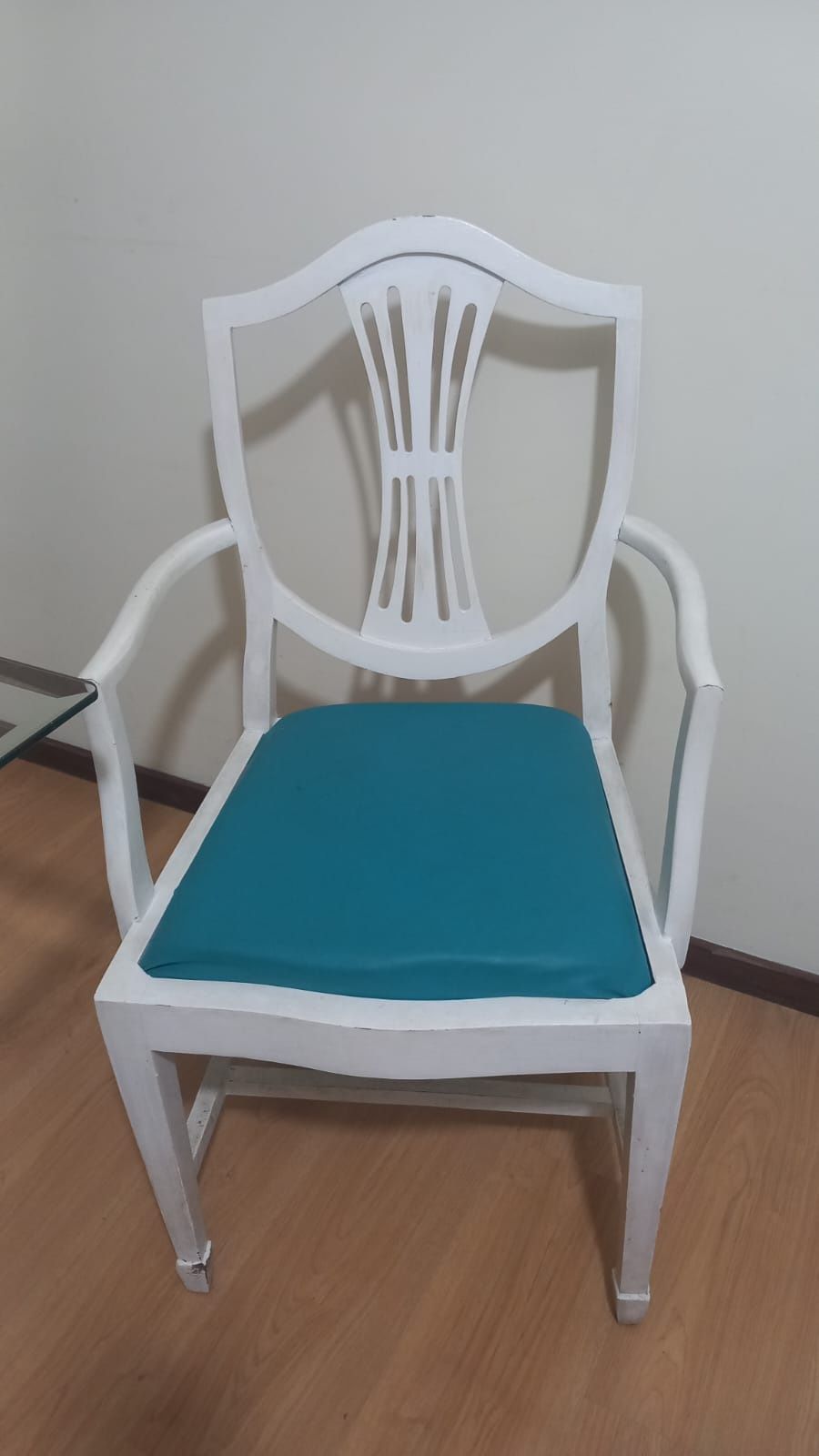 4 cadeiras e 1 cadeirão