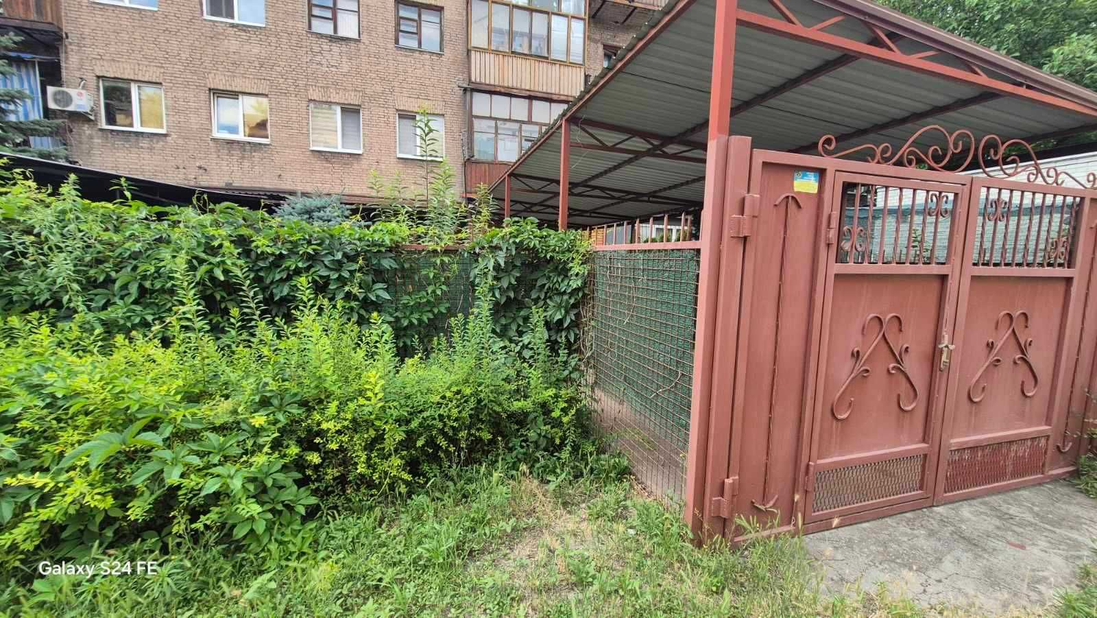 Продаж 3-кімнатної квартири сталінки з окремим входом та двором!