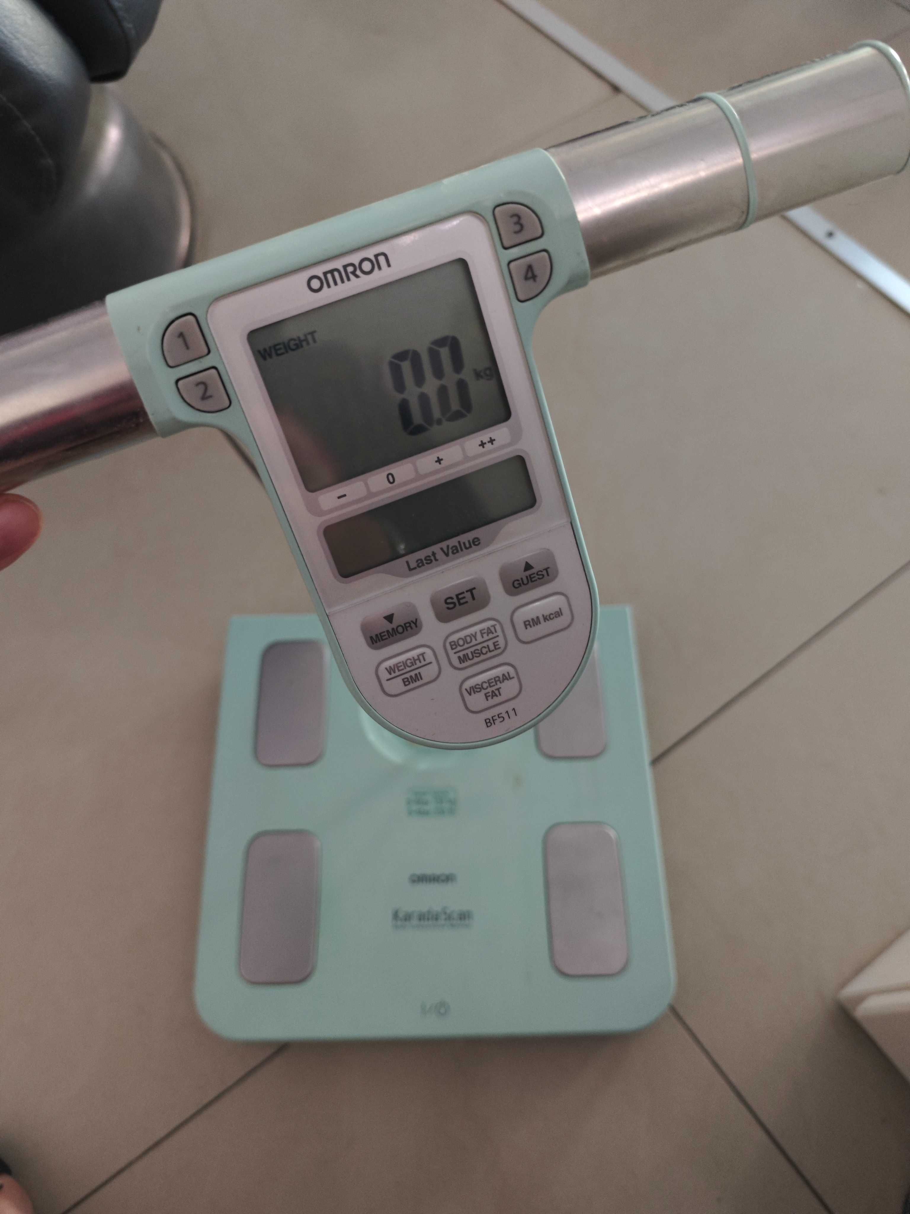Omron karada scan , waga z analizatorem składu ciała , pomiar tłuszczu
