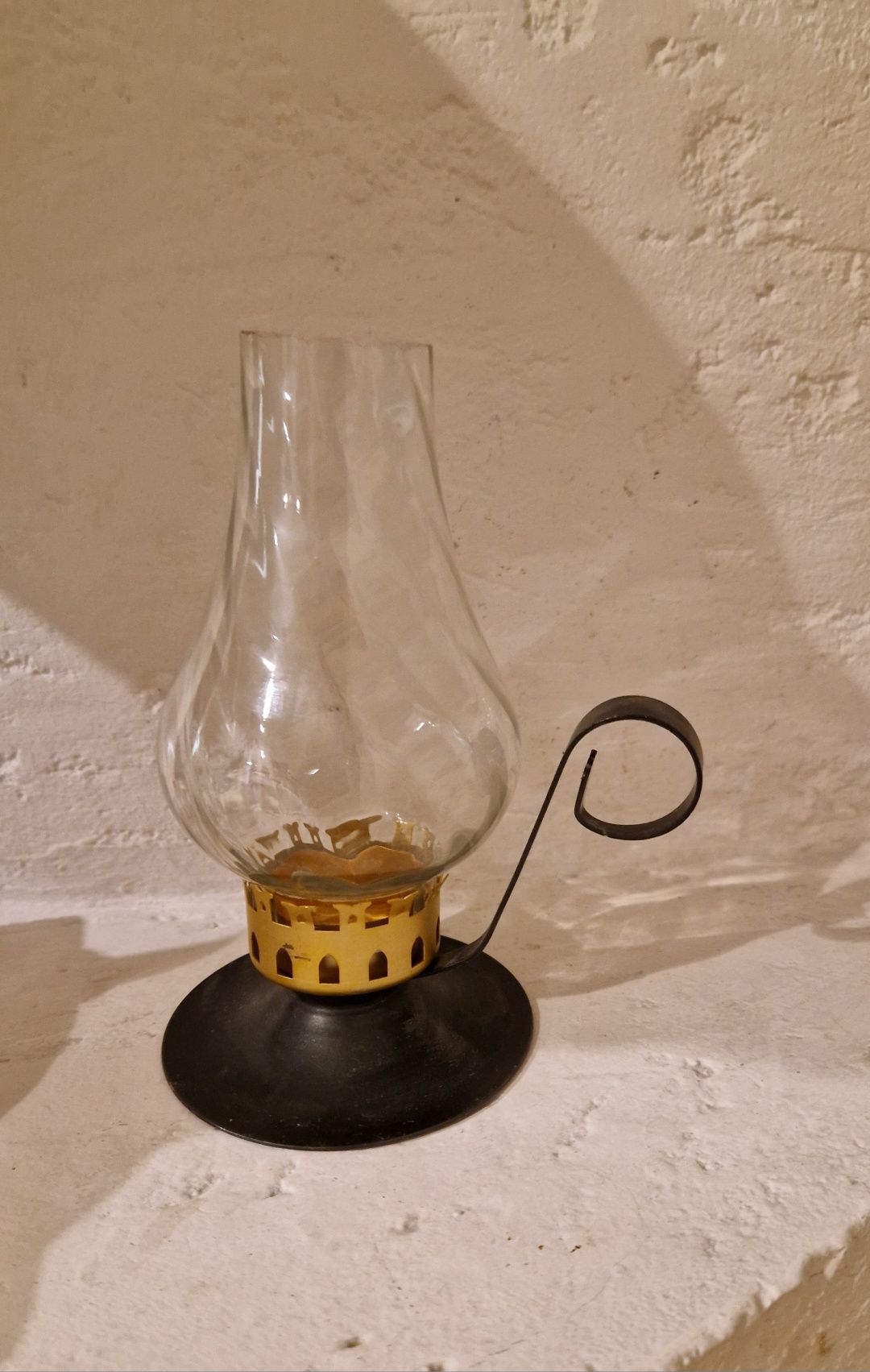 Świecznik  jak lampka naftowa-kaganek,szkło do lampy naftowej śred.4cm