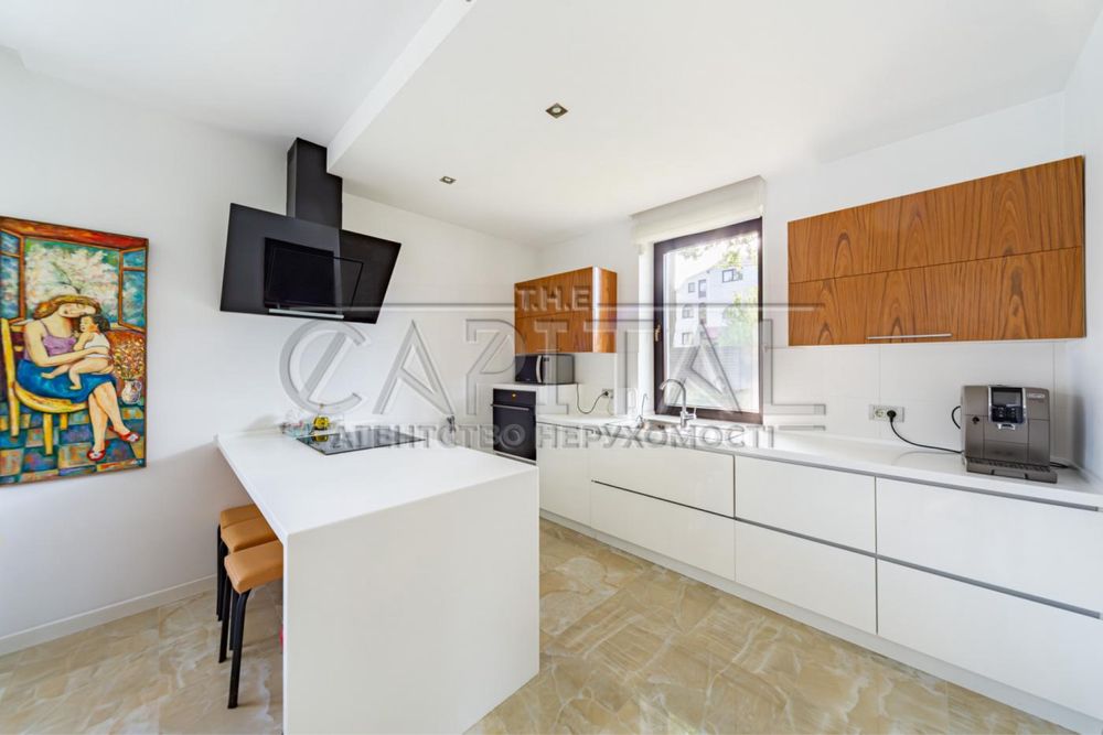 Київ, Святошинський район, вул. Патріарха Володимира Романюка 300м2