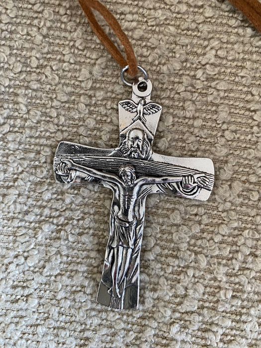 Duży krzyż na rzemyku damski męski