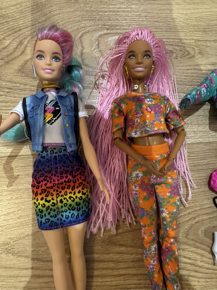 Lalki barbie plus akcesoria.