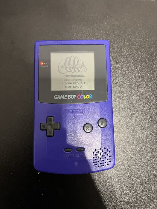Konsola Gameboy Color w kolorze fioletowym.