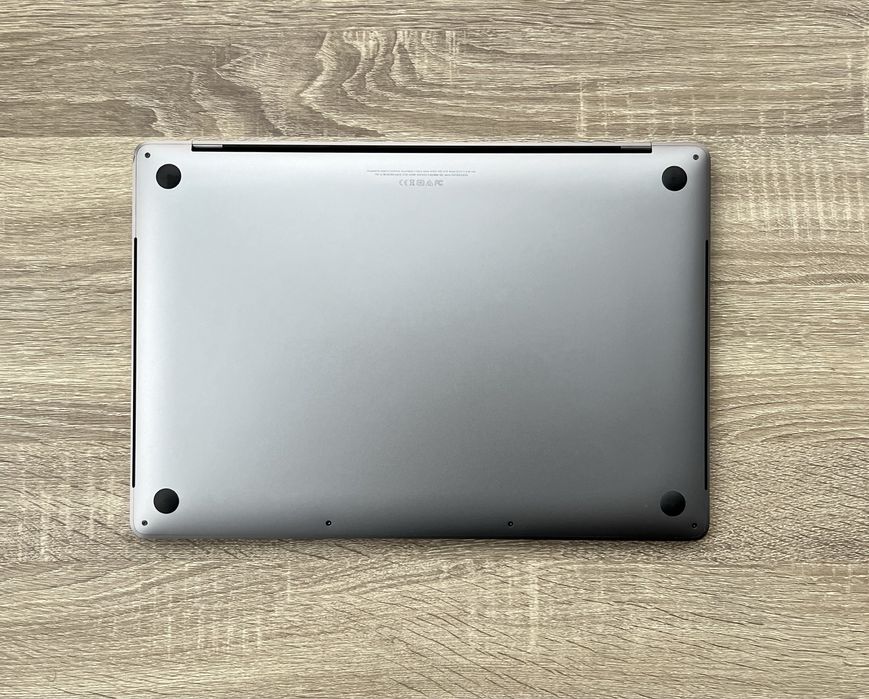MacBook Pro 2018 (2019) 15 | i7 2.2ghz | 16 gb ram | 256 ssd