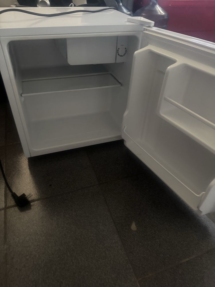 Frigobar branco pouco usado