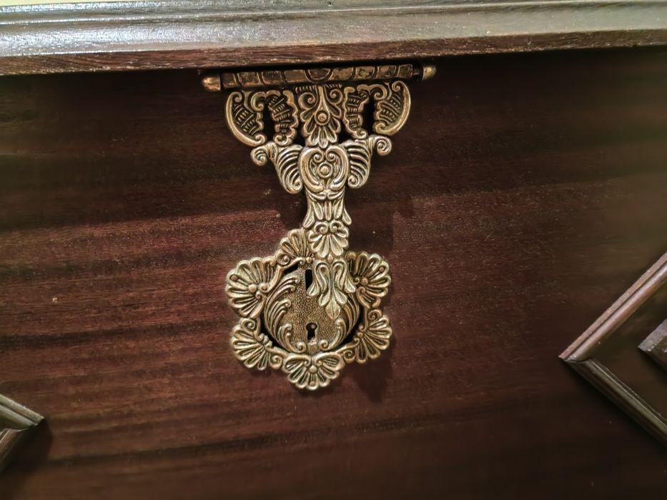 Arca antiga para arrumações