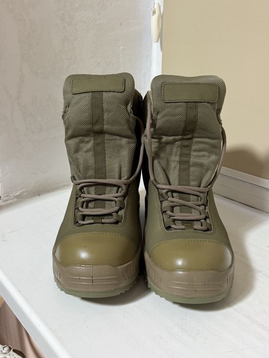 Черевики з високими берцями