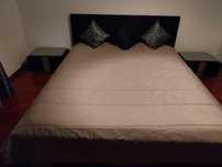 Cama de casal e 2 mesas de cabeceira