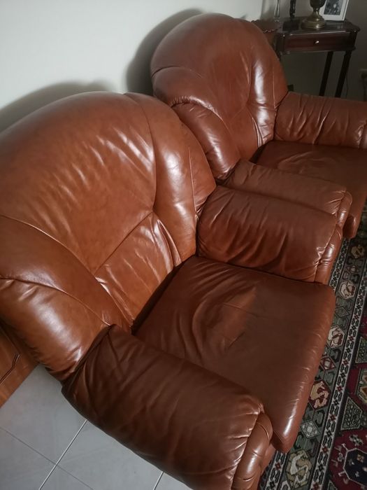 Conjunto de sofás em pele  com cama no interior