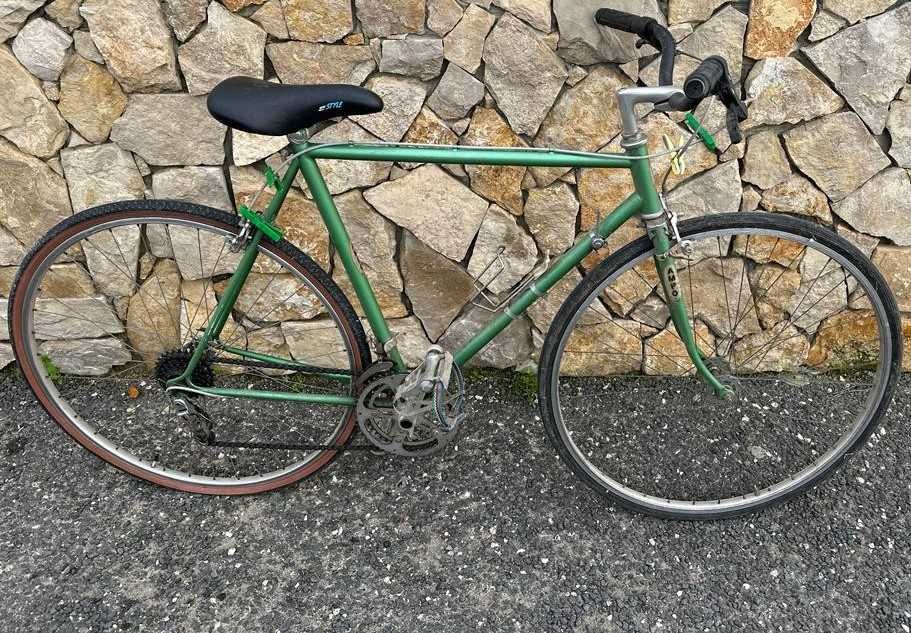 Bicicleta antiga para restauro, operacional