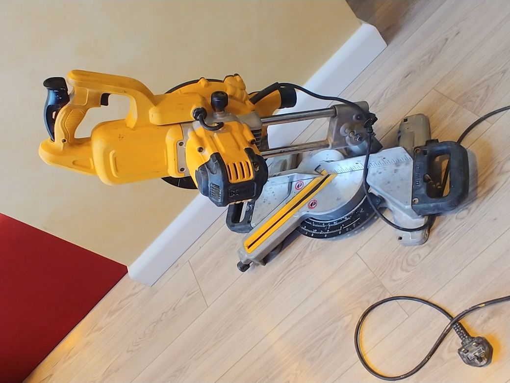 Ukośnica Dewalt  DWS774