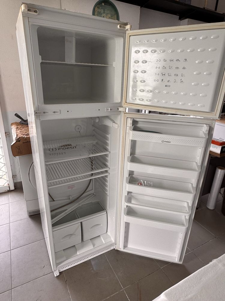Frigorífico Indesit GD290 de Encastre - Novo! Artigo de Exposição