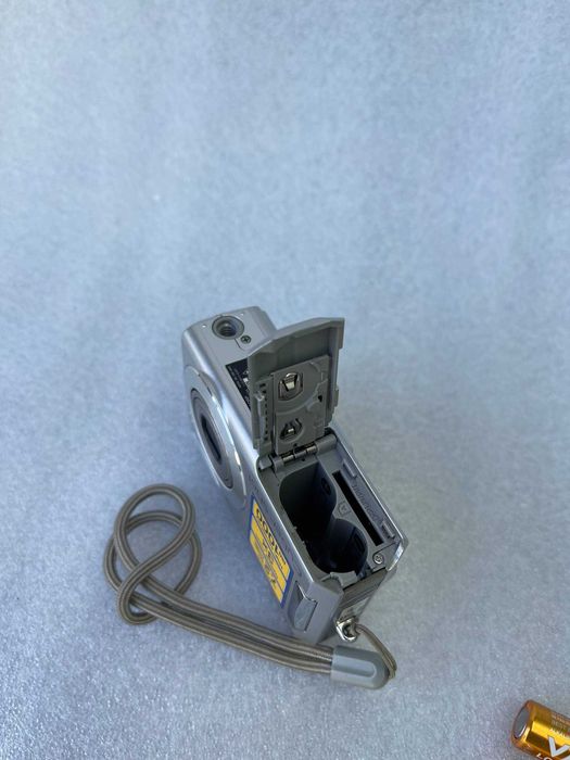 Sony Cyber-shot DSC-S650.