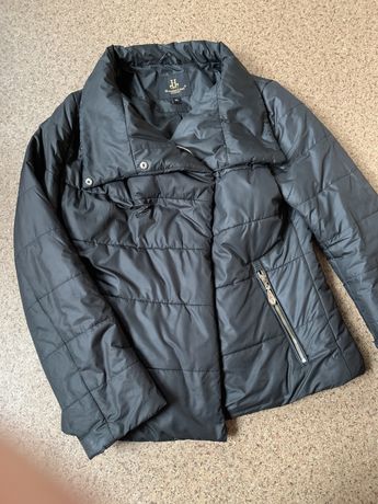 Фирменная черная куртка на весну с воротником