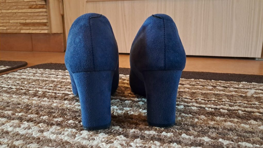 Eleganckie granatowe buty na słupku r. 37