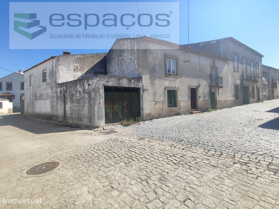 Moradia Senhorial com quintal e garagem