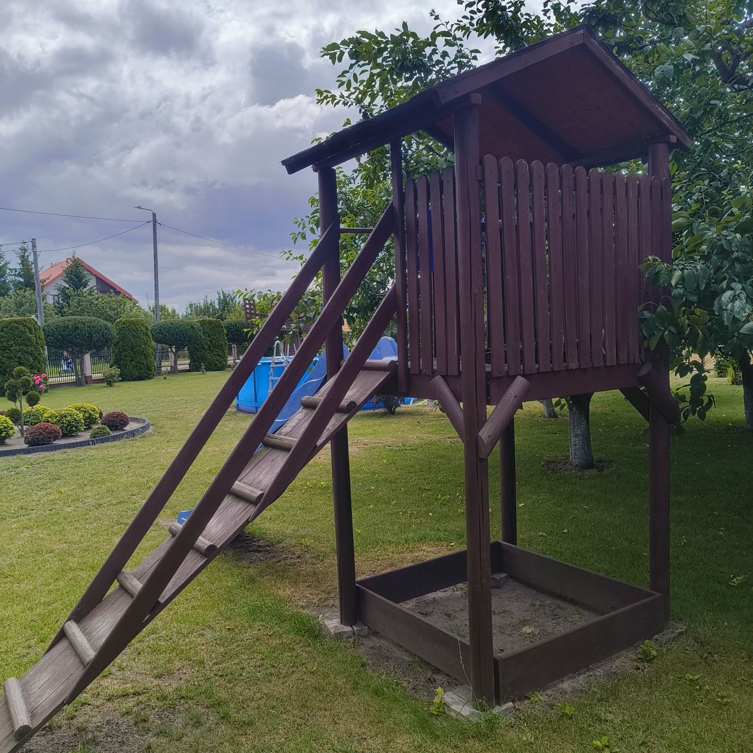 Zjeżdżalnia dla dzieci z domkiem,plac zabaw