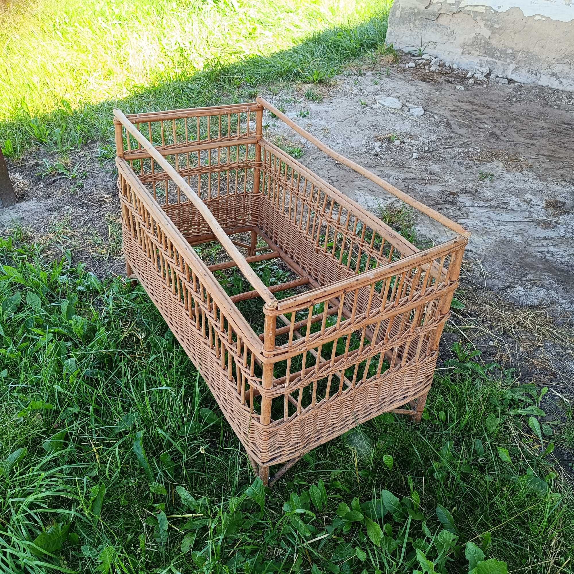 Kołyska wiklinowa dla dziecka retro