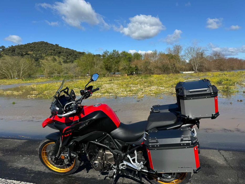 Moto Qj SRT x 700