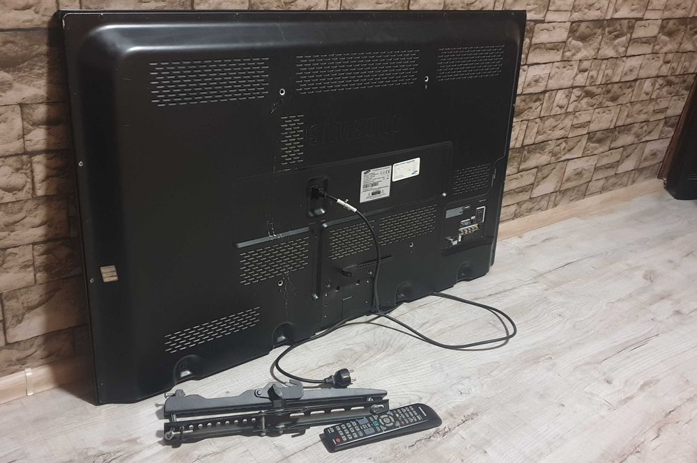 Телевизор Samsung PS-51D450, 51 диагональ,,   USB, HDMI, DBV-T