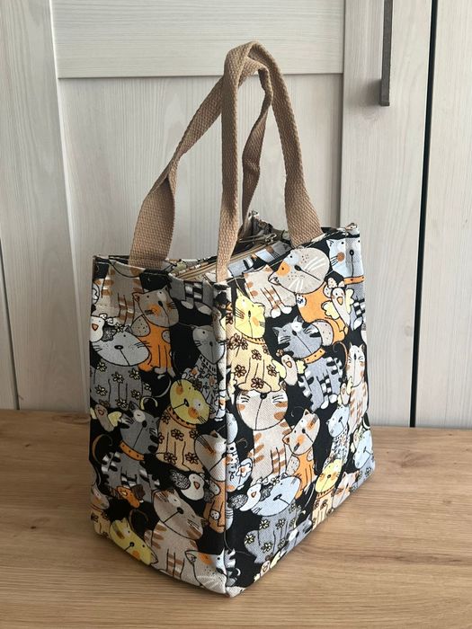 Torba materiałowa z kotkami – urocza i pojemna,