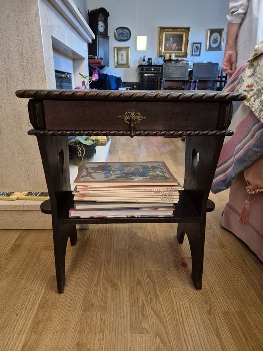 Mesa de apoio antiga em madeira maciça – modelo de corações com gavet