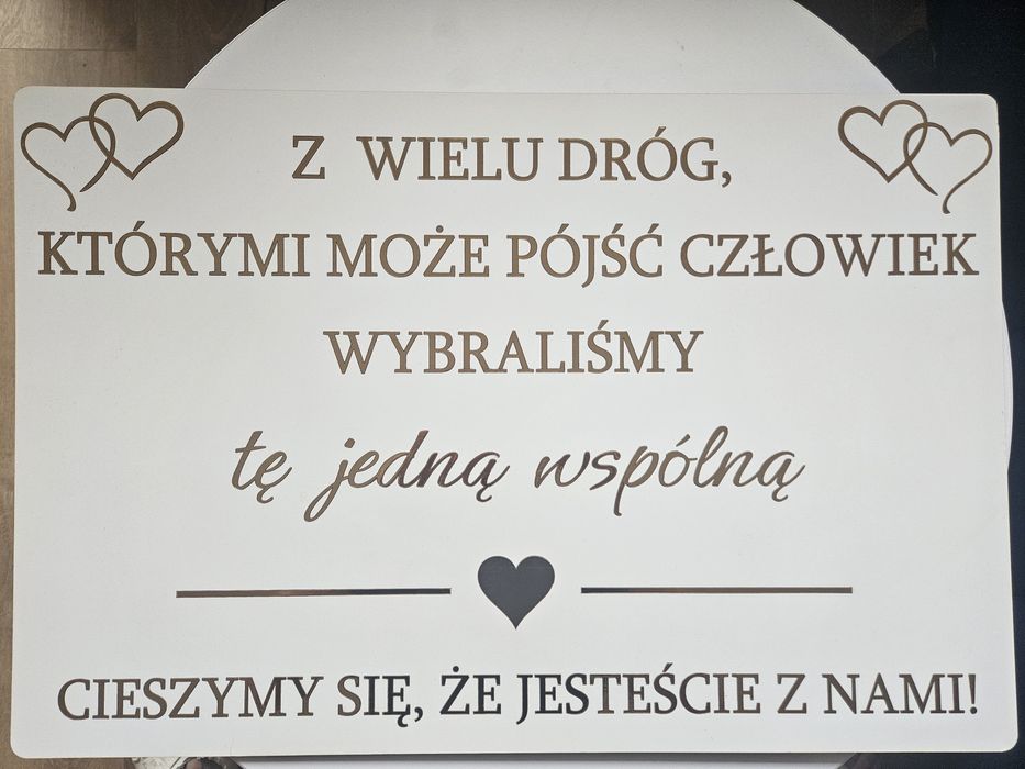 Plam stołów i tablica powitalna