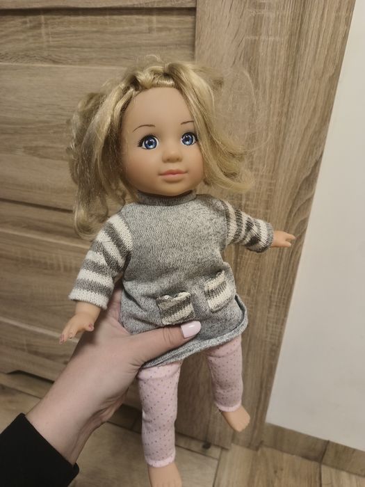 Lalka lala w ubranku z długimi włosami