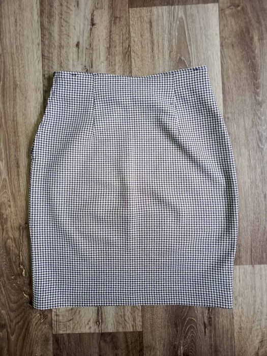 Жіноча спідниця у клітинку